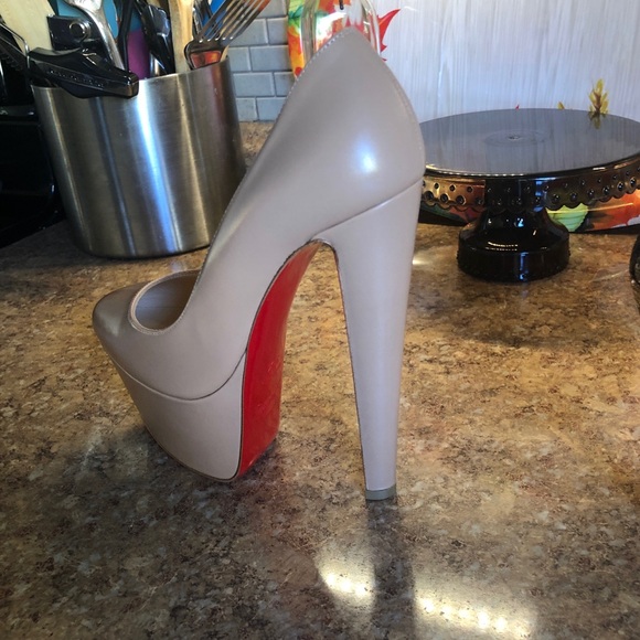 BRAND NEW!!! NEVER WORN!!! Louboutins size 6 - Picture 2 of 2